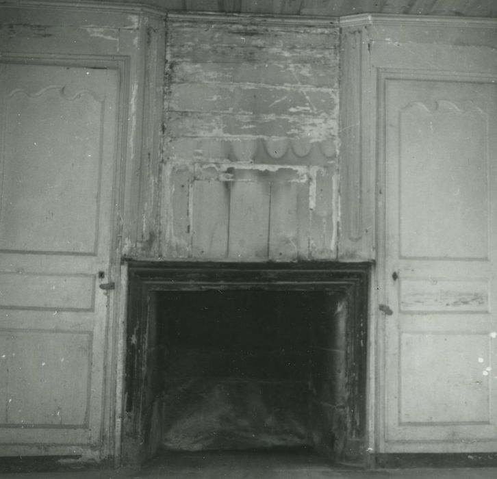 Château de Rochebrune : 1er étage, salle à manger, cheminée monumentale, vue générale