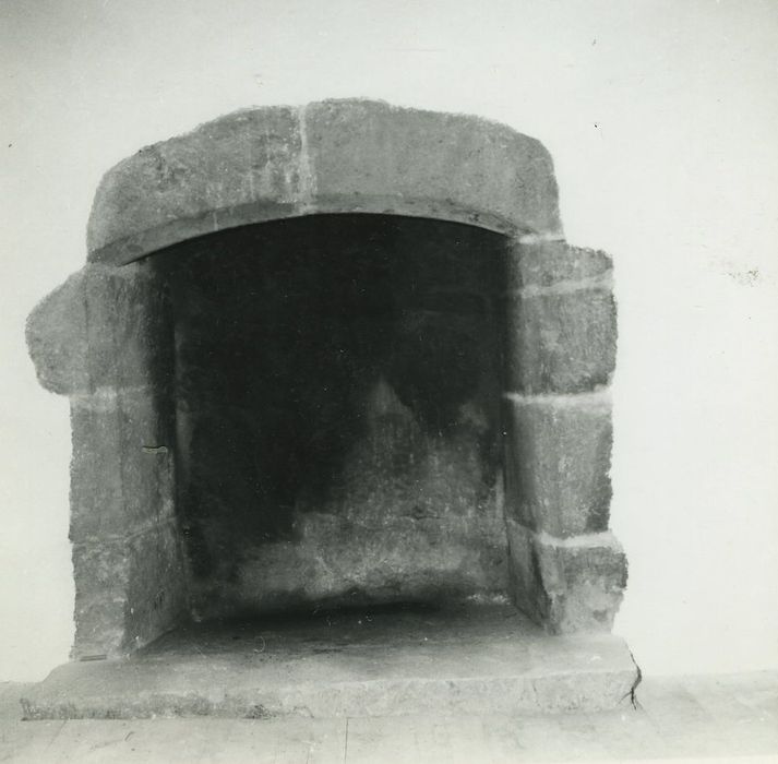 Château de Rochebrune : 2e étage, cheminée, vue générale