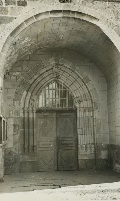 Eglise Saint-Julien : Porche d’accès sud, vue générale