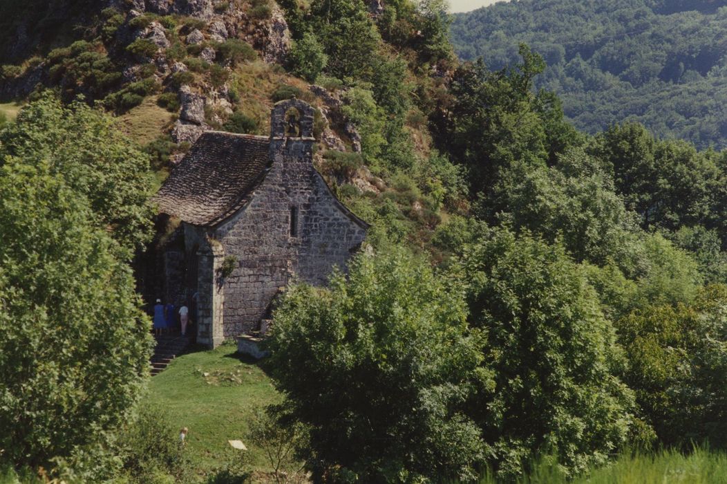 Chapelle Notre-Dame de Turlande : Vue générale de la chapelle dans son environnement depuis le Nord-Ouest