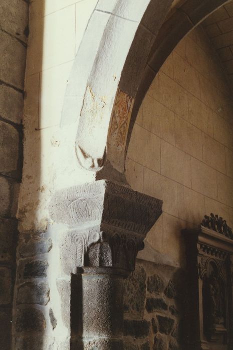 Eglise Saint-Saturnin : Détail du chapiteau ouest de la 1ère chapelle nord