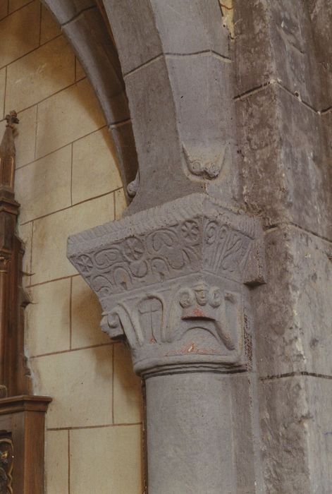 Eglise Saint-Saturnin : Détail du chapiteau est de la 1ère chapelle nord