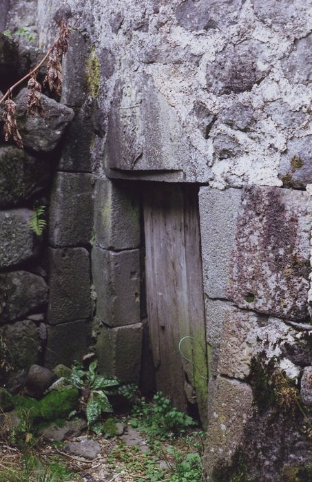 Château d'Estresses : Porte d’accès à la tour sud-est, vue générale