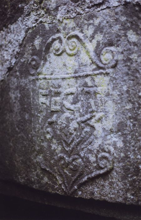 Château d'Estresses : Porte d’accès à la tour sud-est, détail du linteau sculpté