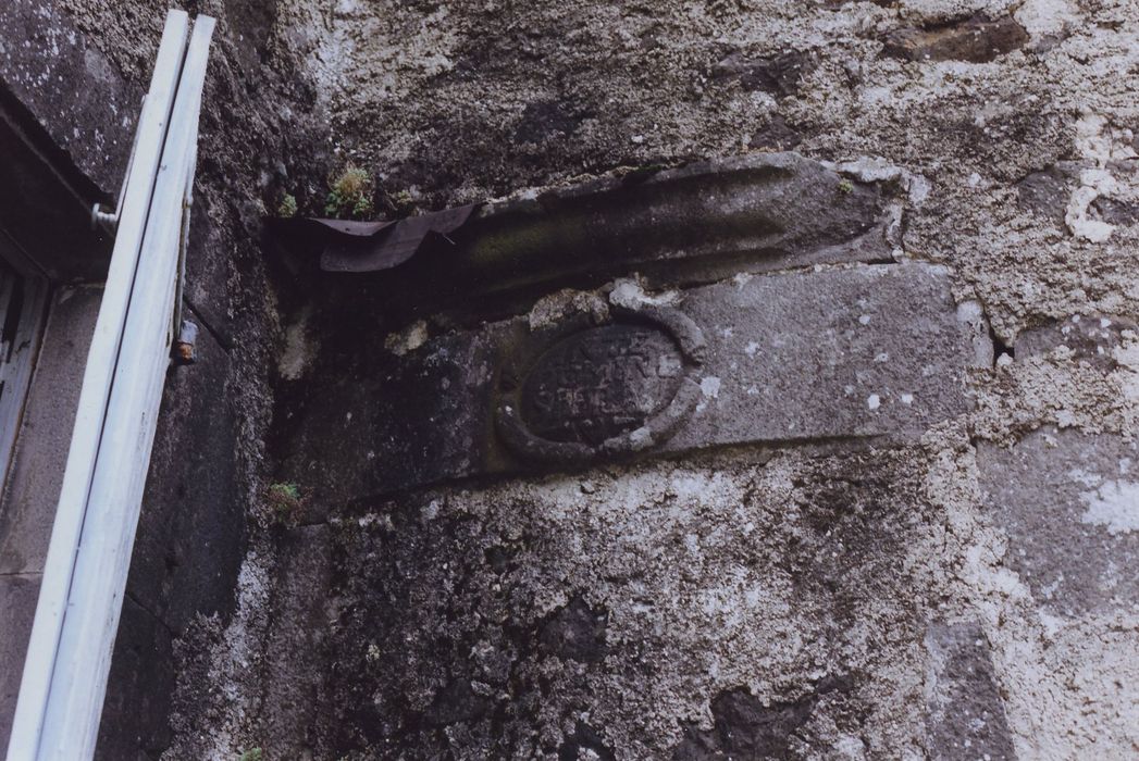 Château d'Estresses : Tour sud-est, détail de la maçonnerie