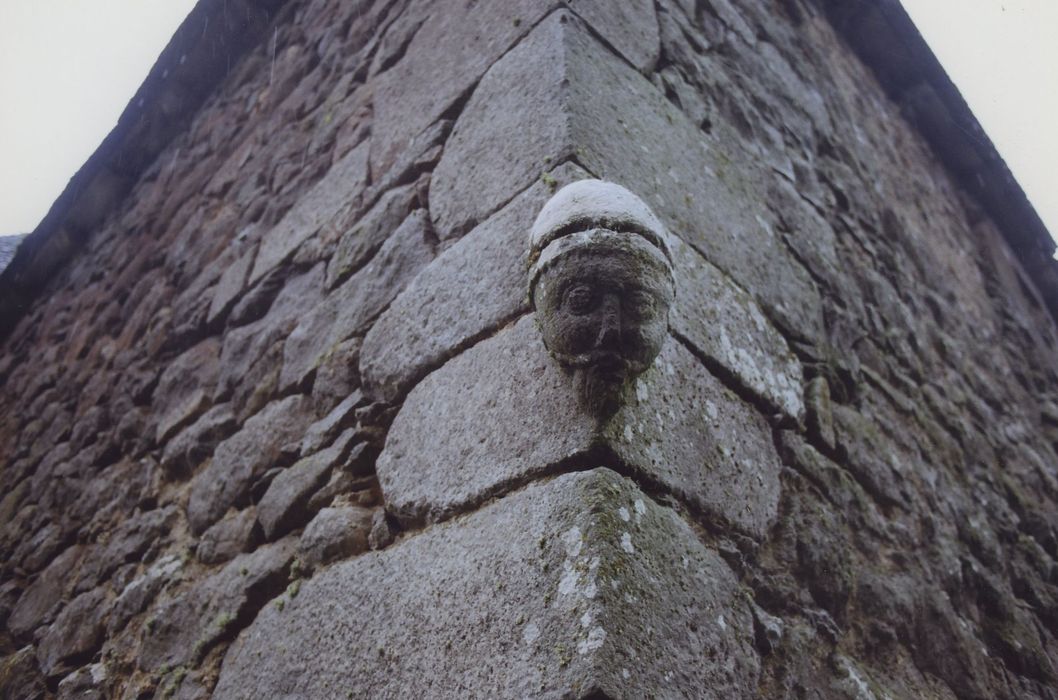 Château d'Estresses : Angle nord-est, détail d’un élément sculpté