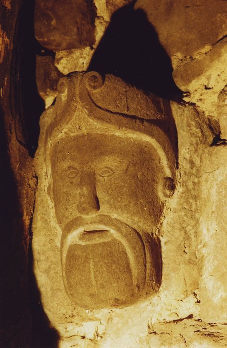 Château d'Estresses : Rez-de-chaussée, salle du donjon, détail d’un culot sculpté