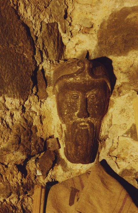 Château d'Estresses : Rez-de-chaussée, salle du donjon, détail d’un culot sculpté