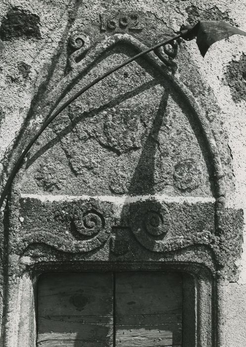 Château de la Cavade : Tourelle d’escalier, façade sud, porte d’accès, détail du linteau