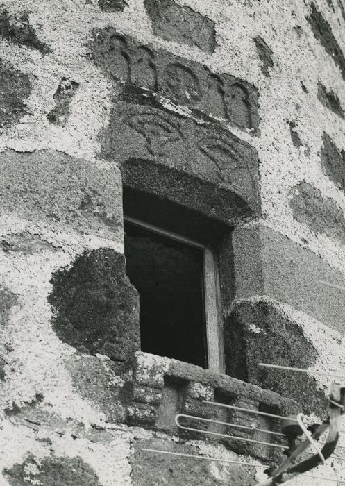 Château de la Cavade : Tourelle d’escalier, façade sud, détail d’une baie