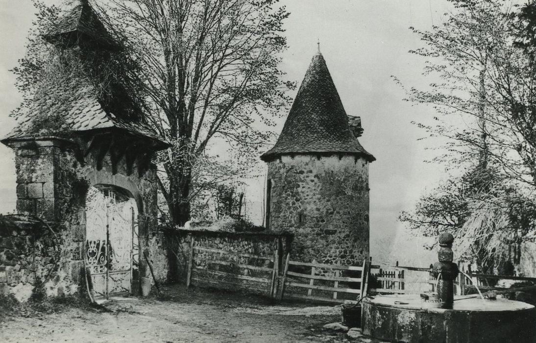 Château de Vixouges : Porche d’accès est à la cour, vue générale