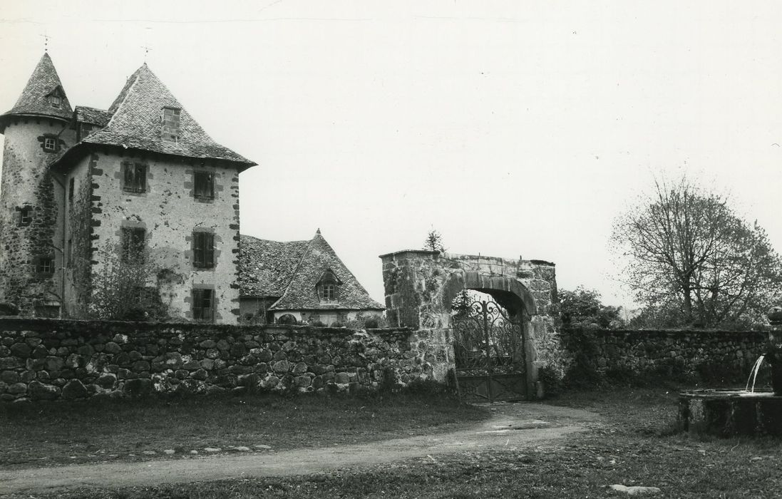 Château de Vixouges : Mur de clôture sud-est, vue générale