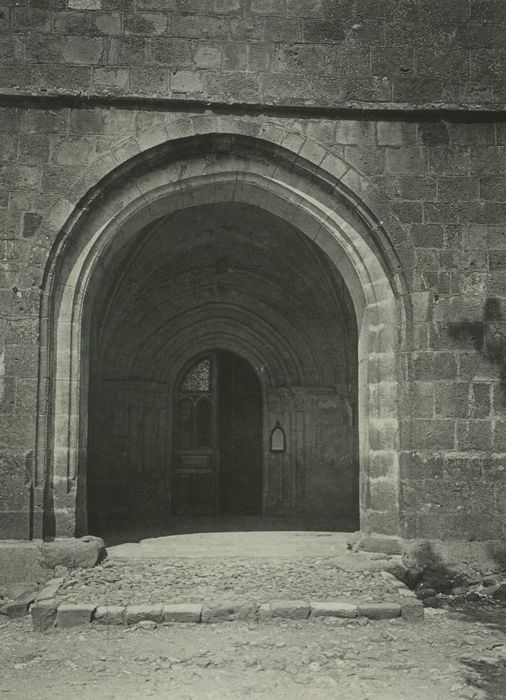 Eglise Saint-Pierre : Porche d’accès sud, vue générale