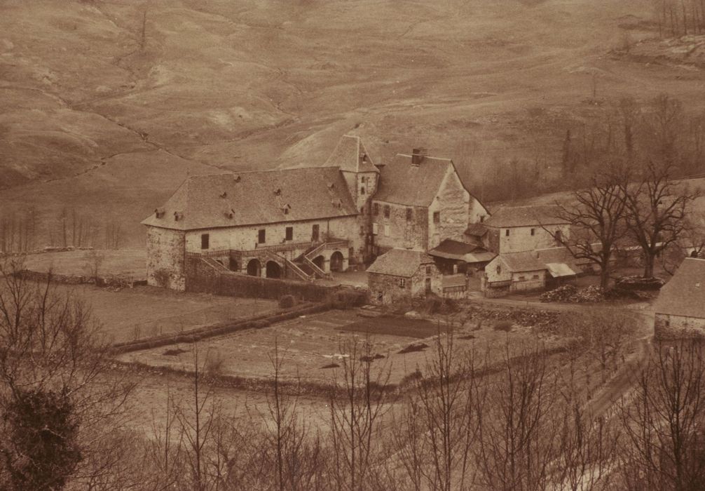 Château de Cropières : Vue générale du château dans son environement depuis le Sud-Est