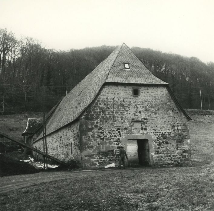 Château de Cropières : Grange de 1681, ensemble nord-ouest, vue générale