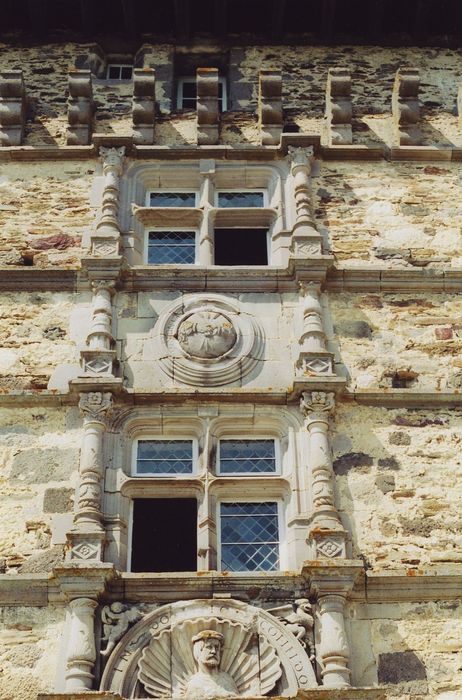 Château de Messilhac : Façade sud, travée centrale, vue partielle