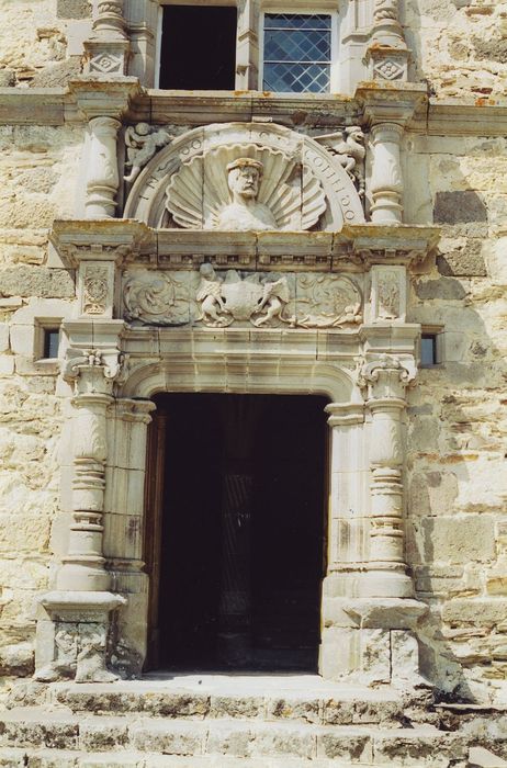 Château de Messilhac : Façade sud, porte d’accès, vue générale