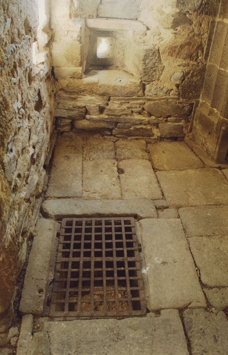 Château de Messilhac : Logis ouest, détail d’une trappe aménagée dans le sol (pièce ou citerne inférieure)