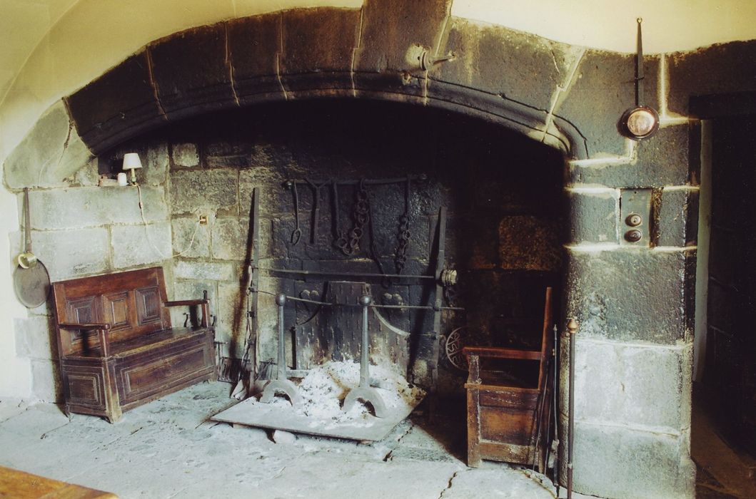 Château de Messilhac : Rez-de-chaussée, cuisine, cheminée monumentale, vue générale