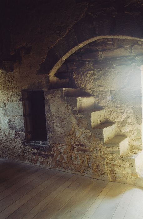 Château de Messilhac : Combles, détail d’un escalier menant à une tour