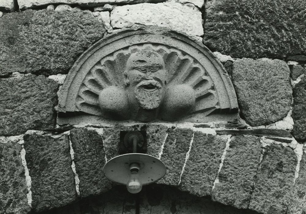 Ferme de la Borie-Grande : Grange, pignon est, détail d’un élément sculpté réutilisé