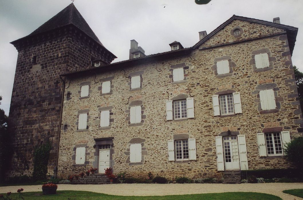 Château de Broussette : Ensemble sud—est, vue générale