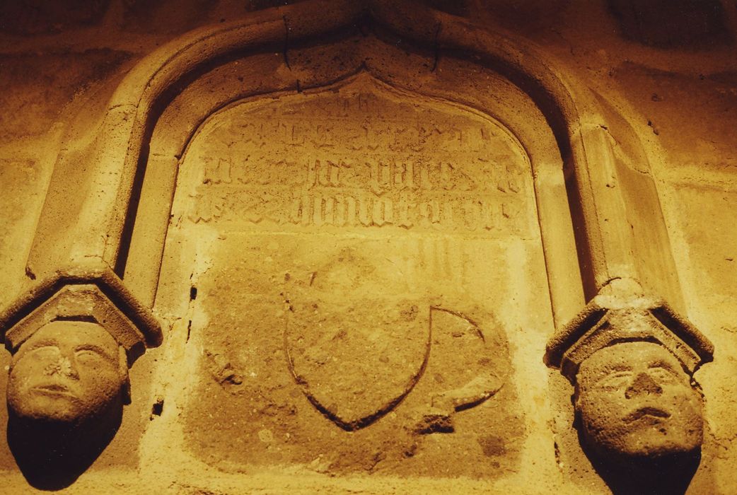 Château de Broussette : Donjon, 1er étage, porte d’’accès, détail d’une table armoriée