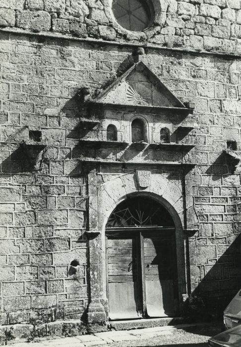 Eglise Saint-Martin : Portail occidental, vue générale