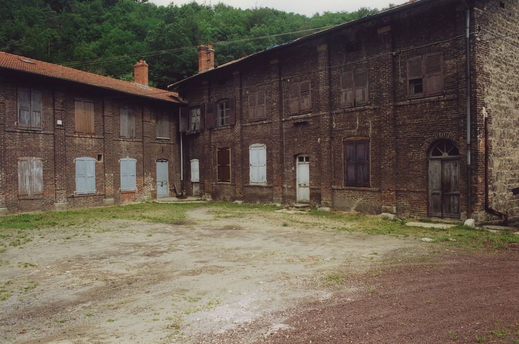 Fabrique de faux Dorian du Foultier, actuellement musée : Façades sud et est de la maison Hollwarth et de l’usine