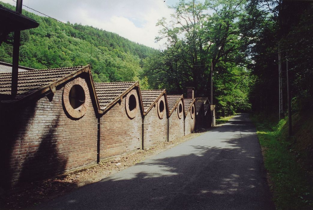 Fabrique de faux Dorian de l'Alliance : Ateliers de forge et d’ajustage, façade sud, vue partielle