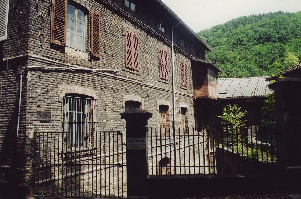 Fabrique de faux Dorian de l'Alliance : Entrée piétonne de l’usine entre le logement sud et l’atelier de forge, vue générale