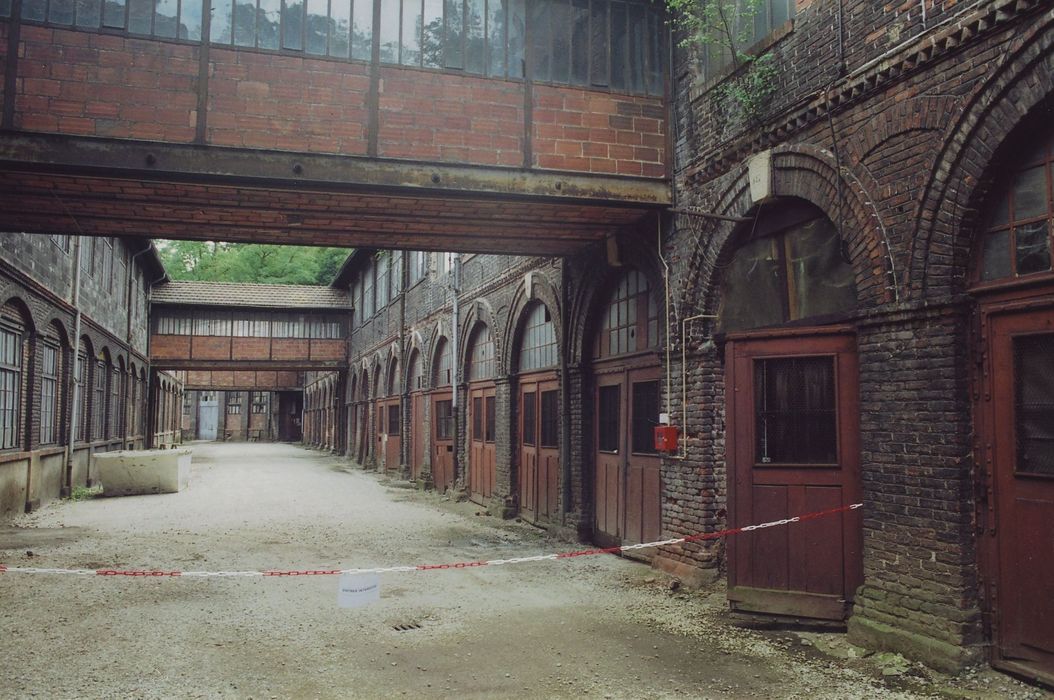 Fabrique de faux Dorian de l'Alliance : Cour intérieure vue depuis le Nord, ateliers d’ajustage, façade est (à gauche), magasin, façade ouest ( à droite), vue générale