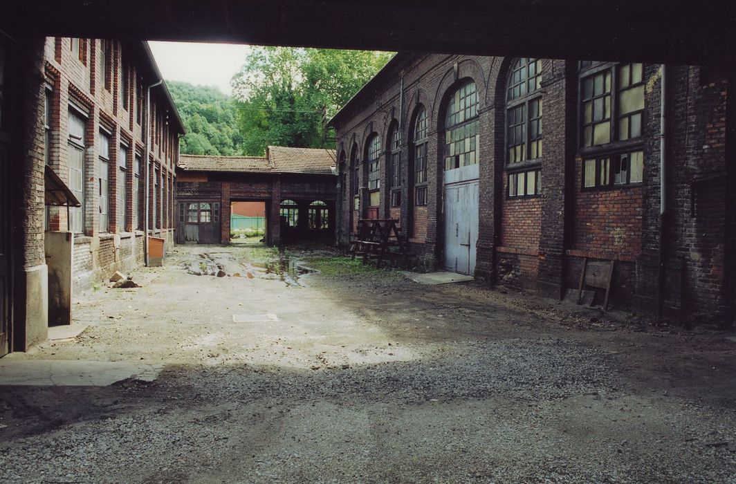 Fabrique de faux Dorian de l'Alliance : Cour intérieure vue du Nord-Est, atelier de faucille (à gauche), atelier de platinage (à droite), atelier de boutonnage (au fond), façade est, vue générale