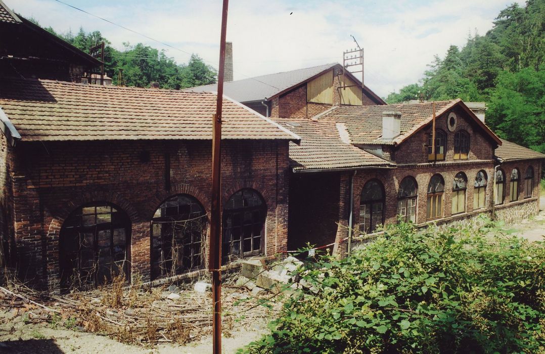 Fabrique de faux Dorian de l'Alliance : Magasin d’acier (à droite) et atelier de boutonnage (à gauche), ensemble ouest, vue générale