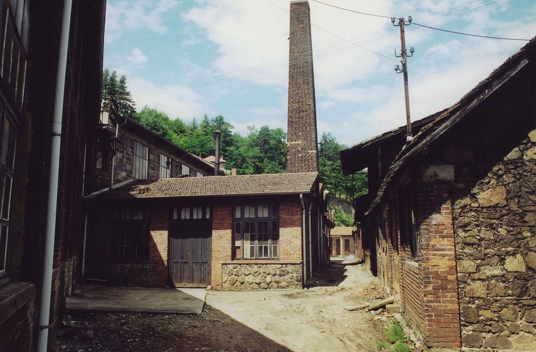 Fabrique de faux Dorian de l'Alliance : Atelier de finissage et de polissage (au centre), façade sud, atelier d’encollage des rouleaux de polissoire (à droite), façade est, vue générale