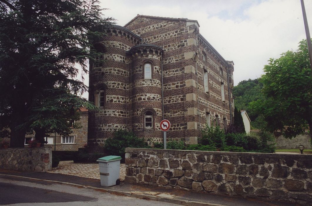 Ancien presbytère, actuellement mairie : Façades nord et est, vue générale