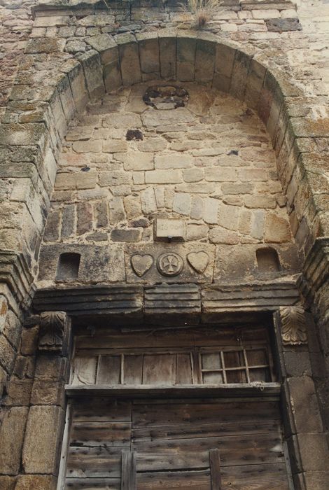 Chapelle des pénitents de Pradelles : Portail d’accès, vue partielle