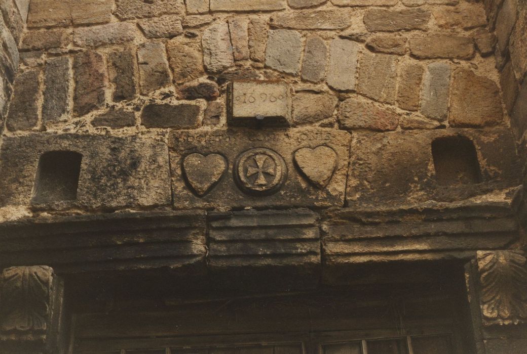 Chapelle des pénitents de Pradelles : Portail d’accès, détail du linteau