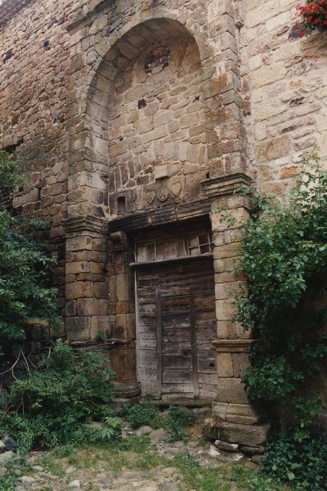 Chapelle des pénitents de Pradelles : Portail d’accès, vue générale