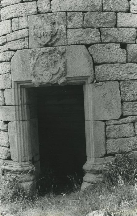 Manoir du Mazonric : Façade sud, tourelle d’escalier, porte d’accès, vue générale