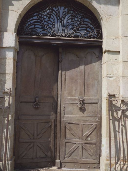 Château de Vachères : Façade sud, porte d’accès, vue générale