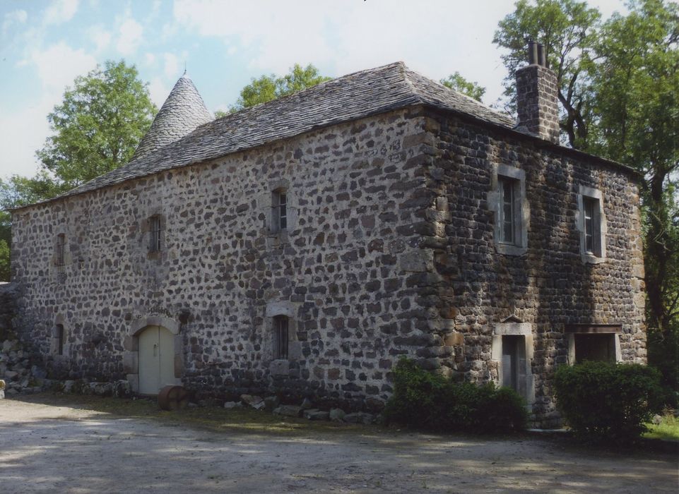 Château de Vachères : Grange sud, façades nord et ouest, vuegénérale