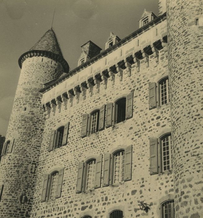 Château de Vachères : Façade ouest, vue partielle