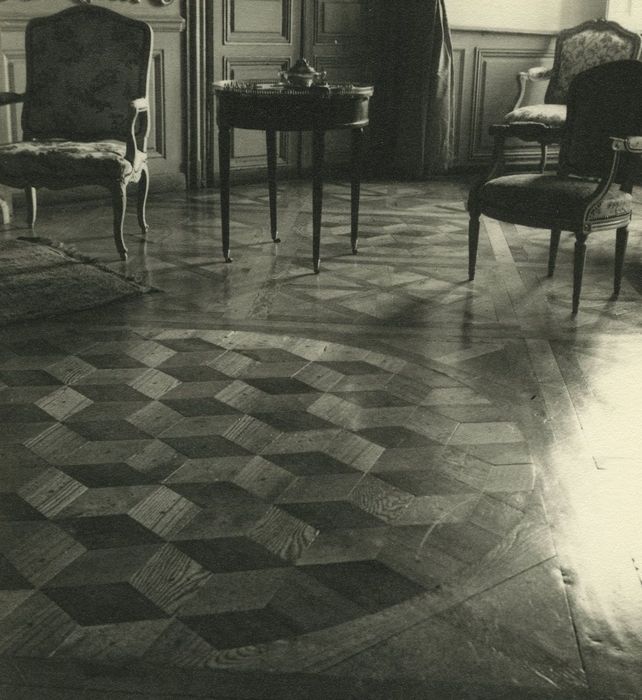 Château de Vachères : Grand salon, parquet, vue partielle