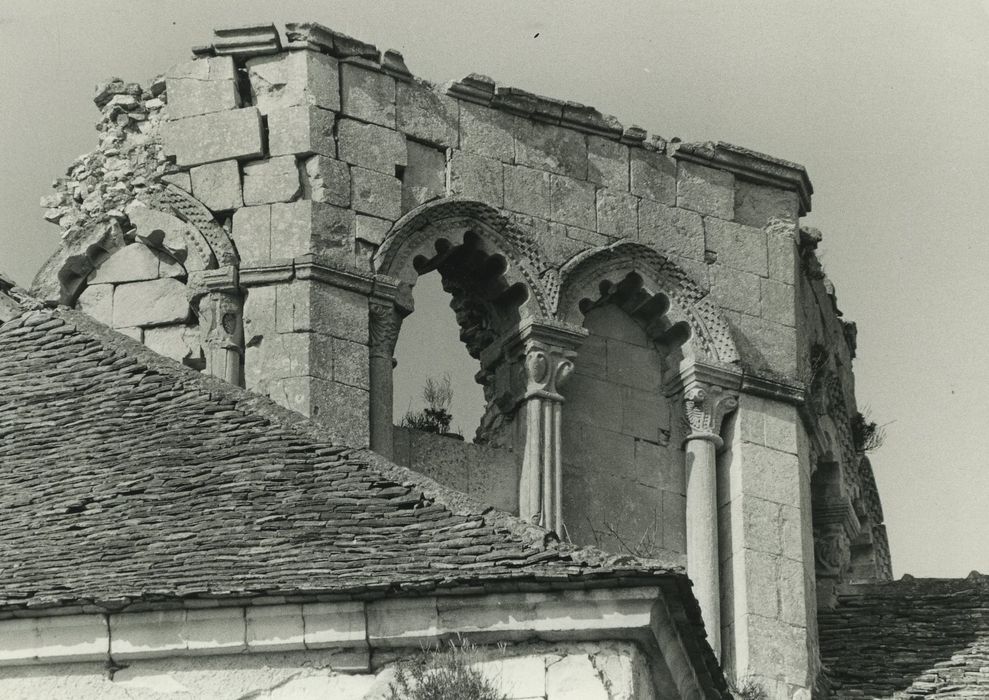 Ancienne abbaye : Eglisa abbatiale, détail des arcades côté nord, cernant la coupole sur le croisée du transept