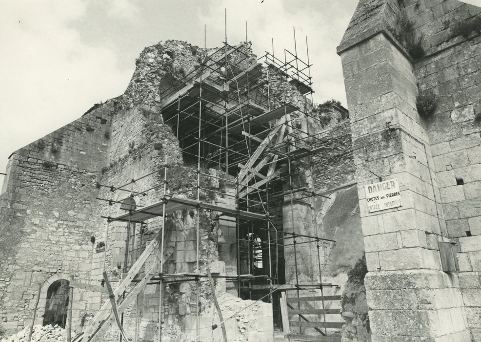 Ancienne abbaye : Eglise abbatiale, vue partielle des ruines