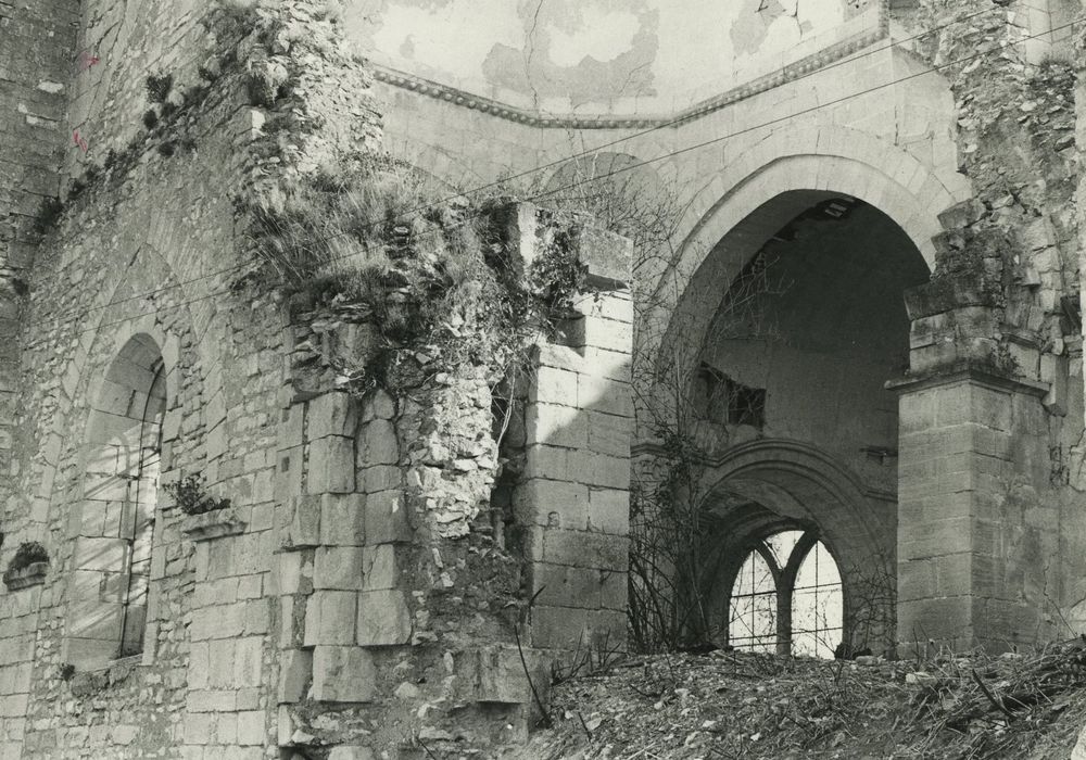 Ancienne abbaye : Eglise abbatiale, vue partielle des ruines