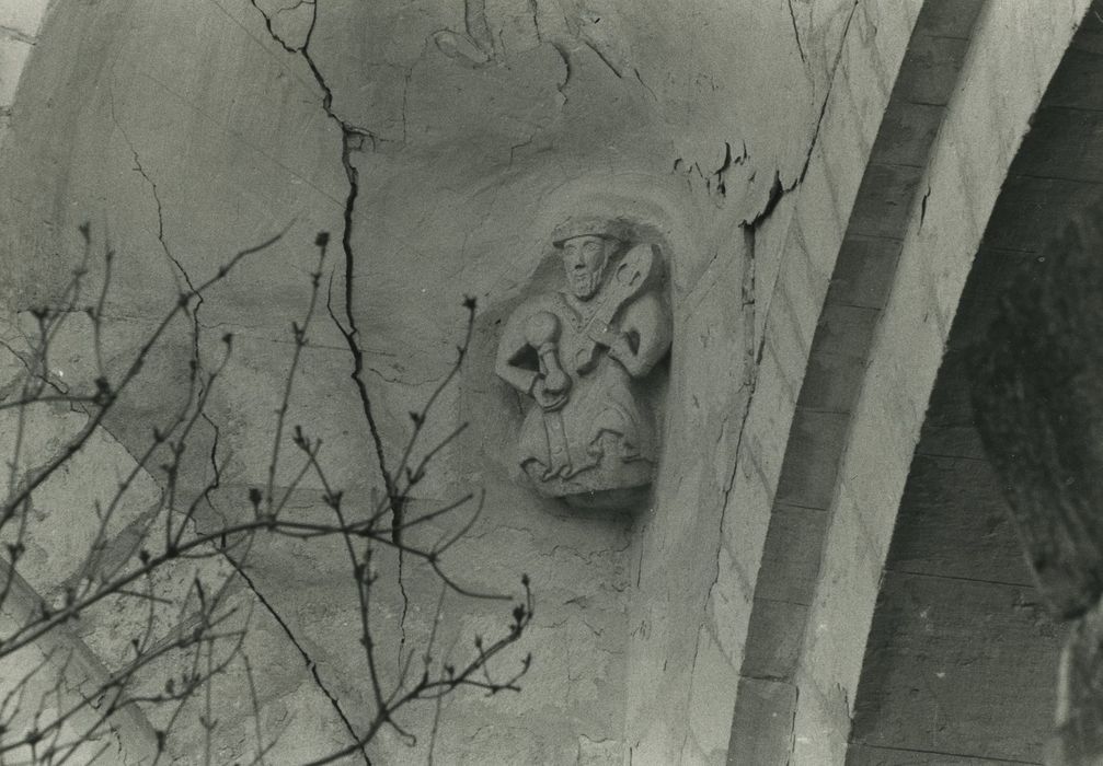 Ancienne abbaye : Coupole du transept, détail d’une trompe sculptée