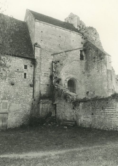 Ancienne abbaye : Eglise abbatiale, façade latérale ouest, vue partielle