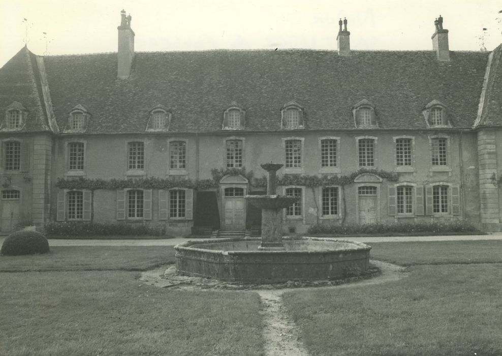 Château de Saint-Léger : Façade est, vue générale